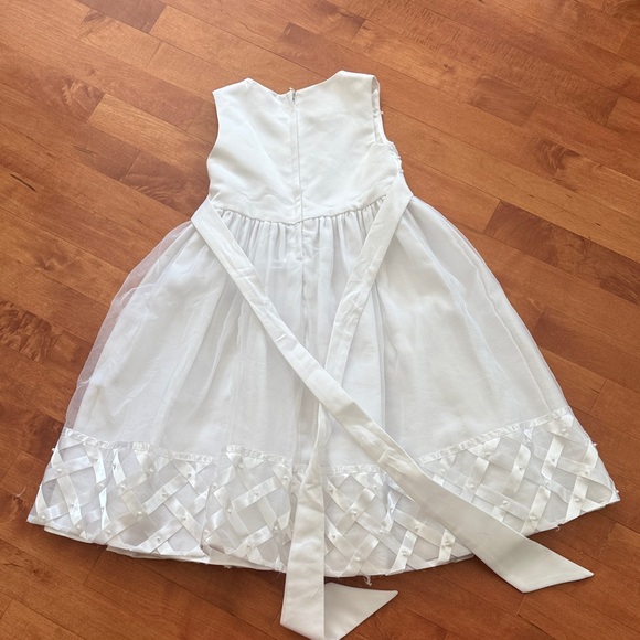White Sleeveless Kids Dress. size 5 - Picture 4 of 6